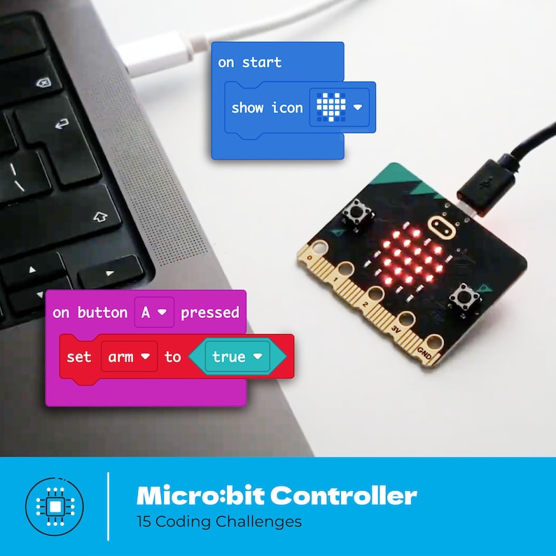 Pode incluir: Uma placa controladora micro:bit preta com uma matriz de LED 5x5 exibindo um cora&ccedil;&atilde;o vermelho, conectada via cabo USB. Blocos de c&oacute;digo em azul e vermelho est&atilde;o sobrepostos, mostrando os comandos l&oacute;gicos "on start" e "on button A pressed".