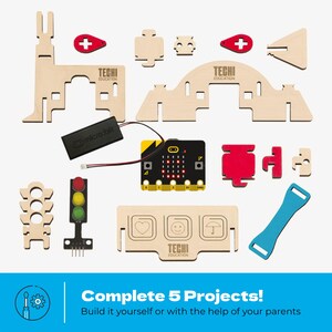 Pode incluir: Um kit educativo STEM com pain&eacute;is de madeira clara cortados a laser, um controlador micro:bit preto, uma bateria, um m&oacute;dulo de sem&aacute;foro e pe&ccedil;as de pl&aacute;stico vermelho e azul. O texto diz: Complete 5 Projects! Build it yourself or with the help of your parents.