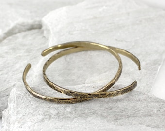 Set of 2 irregular brass bracelets, stacking metal bracelet, simple brass bangle for woman, minimalist open adjustable bracelet for men