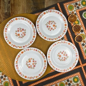Vintage Arcopal Kleine Teller aus den 70er Jahren. 4er Set. Orange & Opalin Pink Blumenmuster