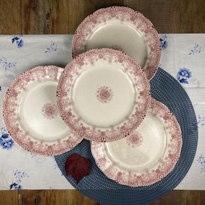 Juego de 4 platos llanos antiguos "Henriette" Boulenger & Cie Choisy-le-Roi | Tierra de hierro rara | Decoración floral roja