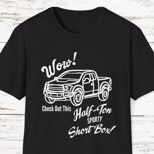 Wow, sprawdź tę koszulkę Half Ton Sporty Short Box, koszulkę parodii Shorsey, koszulkę Hulu TV Show, prezent hokejowy, zabawną koszulkę hokejową, koszulkę unisex