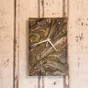 Reloj de pared único pintado a mano con pintura acrílica - Ancho 20 cm - Alto 30 cm - Números recortados en madera - Mecanismo silencioso.