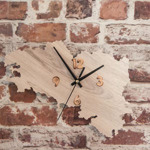Horloge murale carte de Bretagne-Pays de la loire unique en stratifié-Larg 28 cm-haut 17 cm- Chiffres en bois découpés -Mécanisme silencieux