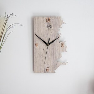 Horloge murale unique en stratifié - Larg 18 cm - haut 30 cm - Chiffres en bois découpés - Mécanisme silencieux.