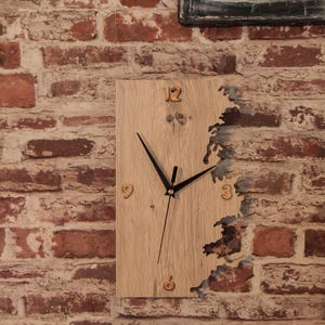 Horloge murale unique en stratifié - Larg 18 cm - haut 30 cm - Chiffres en bois découpés - Mécanisme silencieux.