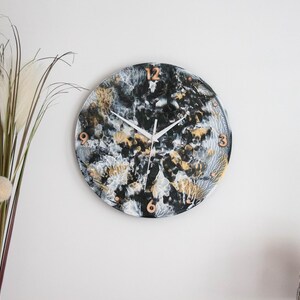 Horloge murale unique peinte à la main à la peinture acrylique -ø 30 cm- Chiffres découpés en bois - Mécanisme silencieux.