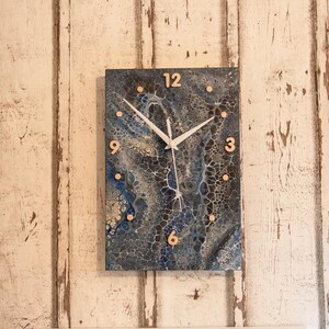 Reloj de pared único pintado a mano con pintura acrílica - Ancho 20 cm - Alto 30 cm - Números recortados en madera - Mecanismo silencioso.
