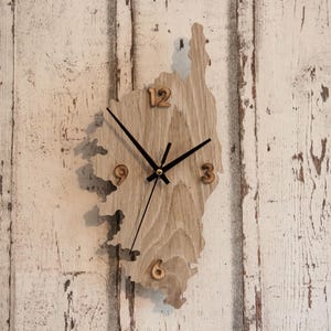 Horloge murale carte de Corse unique en stratifié - Larg 15 cm - haut 31 cm - Chiffres en bois découpés - Mécanisme silencieux.