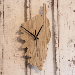 Horloge murale carte de Corse unique en stratifié - Larg 15 cm - haut 31 cm - Mécanisme silencieux.
