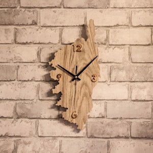 Horloge murale carte de Corse unique en stratifié - Larg 15 cm - haut 31 cm -Chiffres découpés en bois -Mécanisme silencieux.