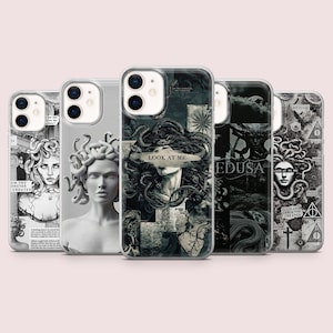 Può includere: Cinque diverse custodie per telefono con un design in bianco e nero che presenta Medusa, la figura mitologica greca. Le custodie hanno uno stile collage con testo che dice "Guardami" e "Sono il mostro creato".