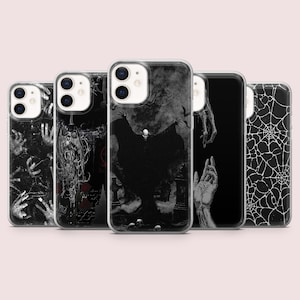 Pode incluir: Uma coleção de cinco capas de telefone com designs góticos e de terror. As capas apresentam imagens de mãos, uma figura esquelética, uma teia de aranha e outras ilustrações escuras em preto e branco.
