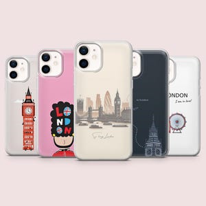 Può includere: Cinque diverse custodie per telefono con design a tema londinese. Le custodie sono trasparenti e mostrano l'obiettivo della fotocamera del telefono. I design includono Big Ben, una guardia londinese, lo skyline di Londra, un aereo che sorvola Londra e una ruota panoramica.