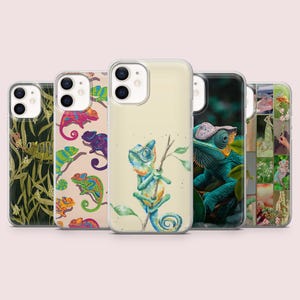 Puede incluir: Una colección de fundas para teléfonos con diseños de camaleones coloridos. Las fundas presentan varios estilos artísticos, incluyendo acuarelas e ilustraciones gráficas. Los camaleones se representan en tonos vibrantes de verde, azul, naranja y morado.
