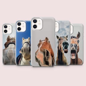 Può includere: Un set di cinque custodie per telefono con immagini di cavalli. Le custodie presentano primi piani di volti di cavalli con espressioni diverse, tra cui un cavallo con la lingua di fuori e un altro con la bocca aperta.