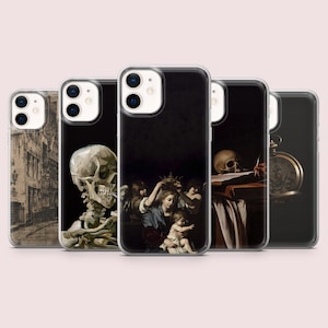 Könnte beinhalten: Satz von fünf iPhone-Hüllen mit verschiedenen künstlerischen Designs. Die Hüllen sind transparent und zeigen eine Vielzahl von Bildern, darunter einen Schädel, ein Gemälde einer Frau mit einer Krone und ein Stillleben mit einem Schädel und einem Buch.