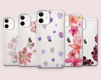 Puede incluir: Cuatro fundas transparentes para teléfono con diseños florales. Las fundas presentan diferentes patrones florales, incluyendo flores rosas y moradas, y una sola funda con un diseño floral morado oscuro y burdeos.