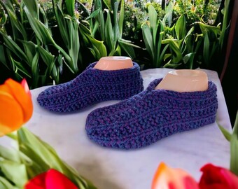 Easy Knitting Pattern - Slippers Knit Flat on Straight Needles with Bulky Yarn - Knitted Slippers with a Cuff - Beginner Knitting Tutorial