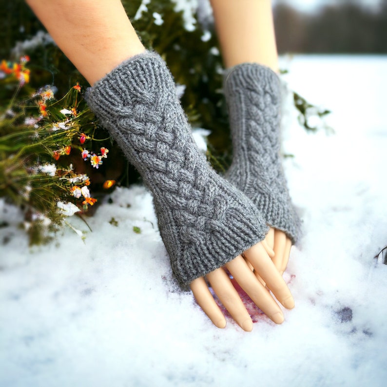 Fingerless mitts, half gloves, wrist warmers