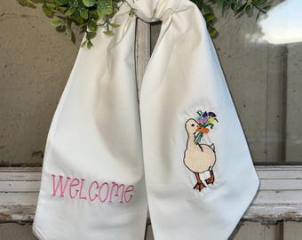 Ganso con flores - Corona personalizada / Inicial o mensaje personalizado / Decoración primaveral cosida a mano