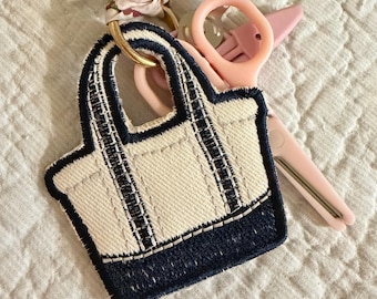 Mini dije para bolso de mano – Llavero con aplique bordado – Dije personalizado con inicial – Etiqueta de lona estilo preppy