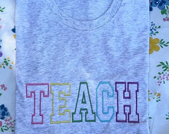 Camiseta bordada Teach