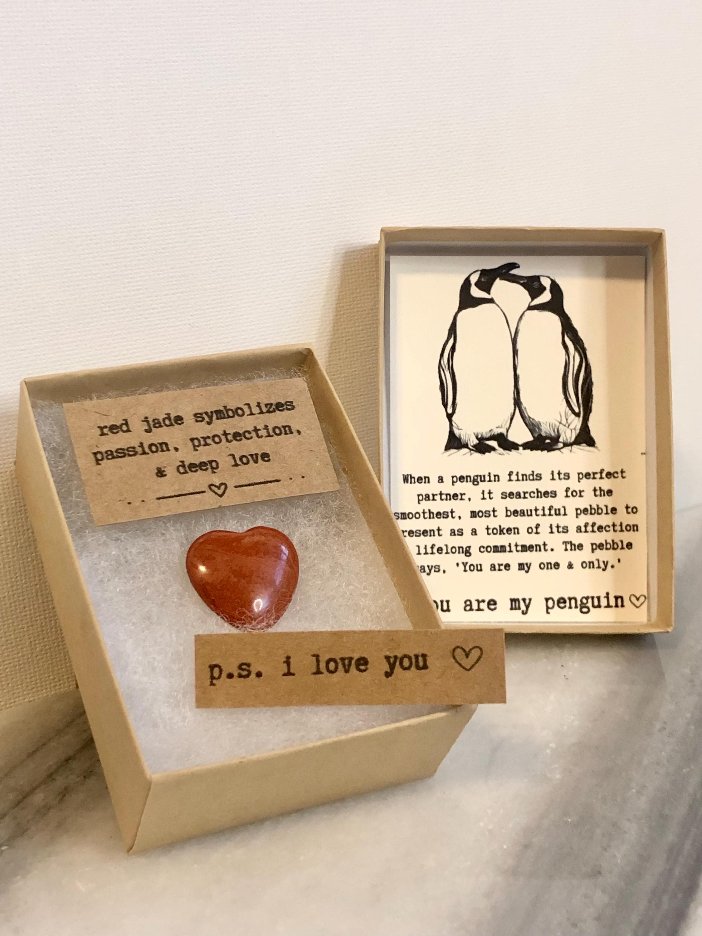 Pinguïn kiezelsteen, rode jadepinguïn kiezelsteen, één jaar datingcadeau, verlovingscadeau, schattige pinguïn kiezelsteen, liefdespinguïn, pinguïn Valentijn