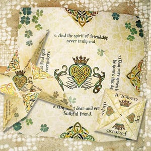 Puede incluir: Un papel de adivinación de color crema con diseños de nudos celtas, tréboles y texto. La imagen central presenta un emblema en forma de corazón con una corona, sostenido por dos manos. El texto incluye frases sobre la amistad y la suerte.