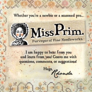 K&ouml;nnte beinhalten: Eine Illustration im Vintage-Stil einer Frau mit einem H&auml;ubchen und einem 'Miss Prim'-Logo mit dem Text 'Purveyor of Fine Needleworks'. Der Text darunter lautet 'Ich freue mich, von Ihnen zu h&ouml;ren und von Ihnen zu lernen! Sprechen Sie mich mit Fragen, Kommentaren oder Vorschl&auml;gen an! Liebe Gr&uuml;&szlig;e, Rhonda'.