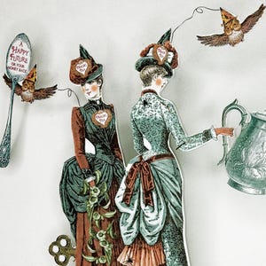 Peut inclure: Illustration de deux femmes en robes d'&eacute;poque, coiff&eacute;es de chapeaux et de broches en forme de c&oelig;ur. Une cuill&egrave;re avec le texte "Happy Future or Your Money Back" et une th&eacute;i&egrave;re sont &eacute;galement pr&eacute;sentes. Des hiboux volent autour des personnages.
