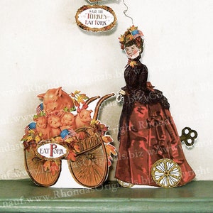 Peut inclure: Une poupée en papier de style vintage représentant une femme en robe rouge tenant une brouette remplie de porcelets. La brouette porte une pancarte indiquant "Manger du porc" et la femme porte une pancarte indiquant "Sauvez la dinde, mangez du porc".
