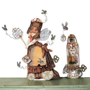 Puede incluir: Ilustración caprichosa de una mujer con un vestido de colmena, alas y un letrero que dice "Apicultrice Royale". Una botella etiquetada como "Miel Royal" se encuentra sobre una base con forma de ratón. También hay abejas decorativas y una llave.