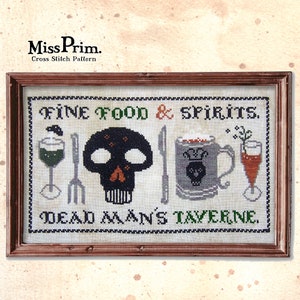 Peut inclure: Modèle de point de croix pour une enseigne de taverne sur le thème d'Halloween. L'enseigne indique "Fine Food & Spirits. Dead Man's Tavern" et représente un crâne, une fourchette, un couteau, un verre de liquide vert, une chope de bière et un verre de liquide rouge.