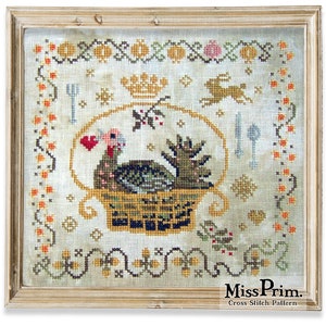 Puede incluir: Patrón de punto de cruz con un pavo en una cesta con una corona, un corazón y otros detalles festivos. El patrón se titula "Miss Prim. Cross Stitch Pattern".