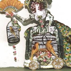Peut inclure: D&eacute;coupage d'une femme en robe verte avec des d&eacute;tails de plumes de paon, tenant un &eacute;ventail et une cage &agrave; oiseaux. Deux oiseaux jaunes sont dans une structure en forme de cage avec un nid. L'&oelig;uvre a une esth&eacute;tique vintage et victorienne.