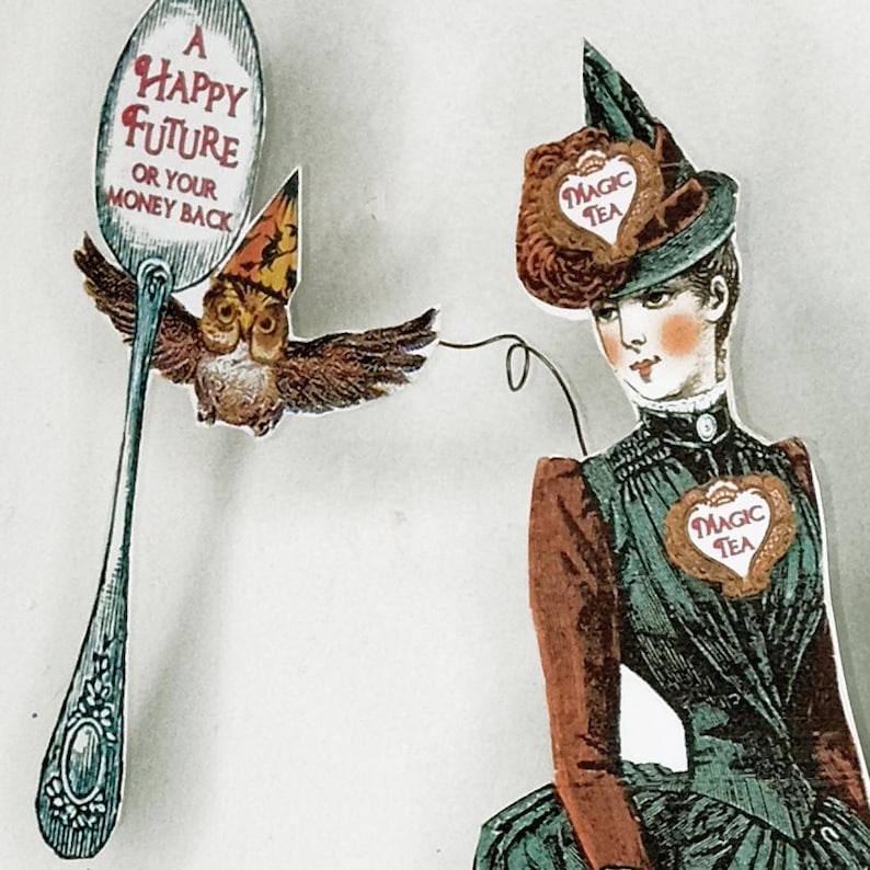 Peut inclure: Illustration de style vintage avec une femme et un hibou. Le hibou porte un chapeau de sorcier et tient une cuill&egrave;re avec le texte "A Happy Future or Your Money Back". La femme porte un pendentif en forme de c&oelig;ur avec "Magic Tea".