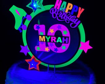 Adorno para tarta de cumpleaños de patines con nombre y edad, decoración luminosa para tarta, decoración de patines de neón, centro de mesa personalizado con luz negra.