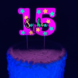 Glow Party Neon Roze Gepersonaliseerde Ster Taart Topper, Fluorescerende Script Naam Taart Decoratie, Leeftijd Verjaardagstaart Versiering, Quinceanara afbeelding 5