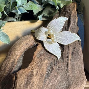 Vintage white glitter and pearl gold tone flower brooch