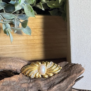 Vintage gold tone faux pearl and rhinestone brooch