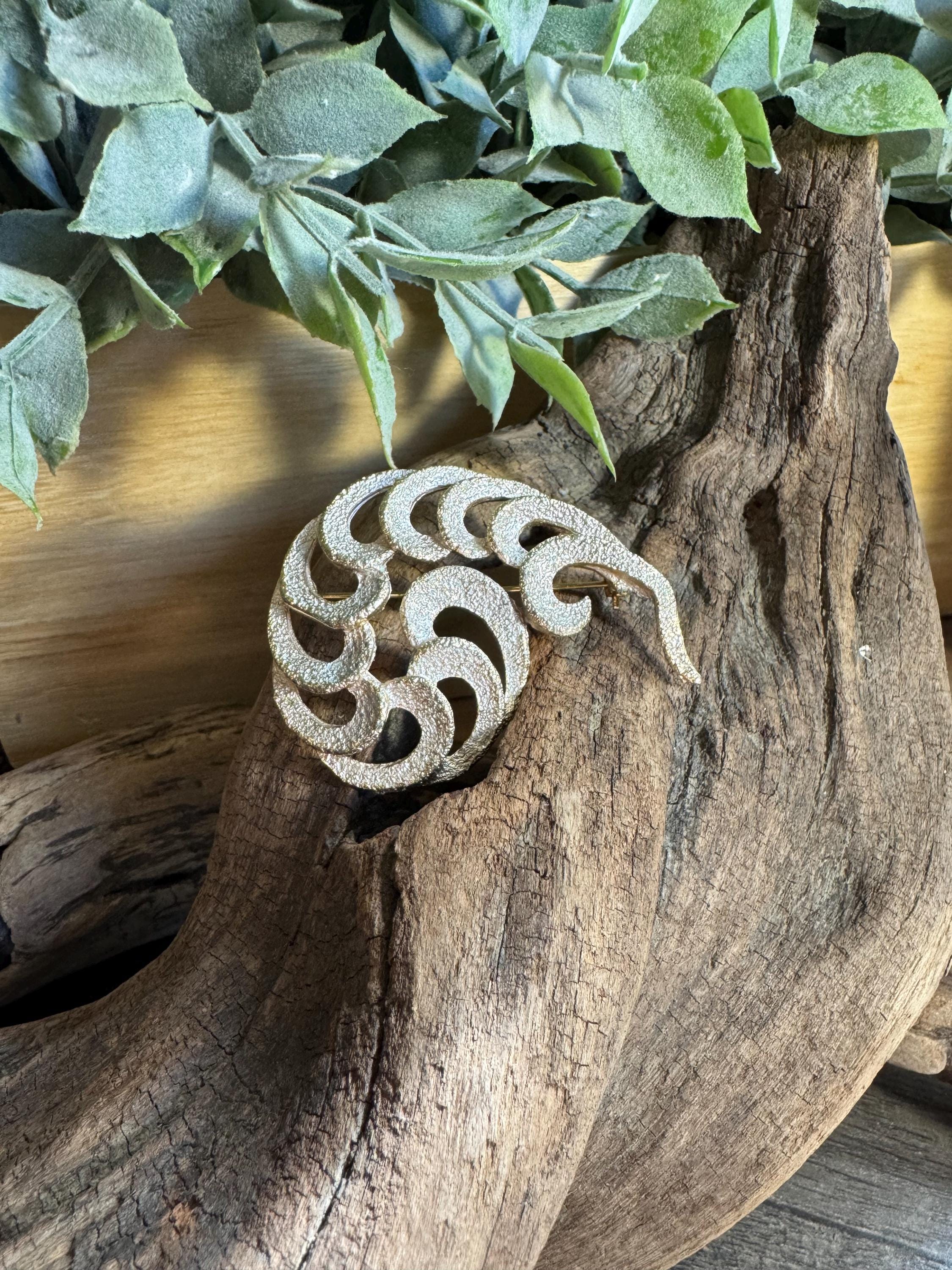 ヴィンテージ＊ブローチ　渦巻き　シルバー　北欧　アンティーク ヴィンテージシルバートーンの渦巻きブローチ - Etsy 日本