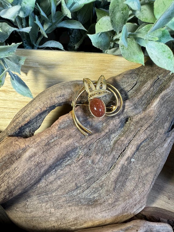 Vintage gold tone & sandstone brooch