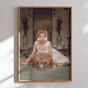 Poster della boucherie di Saint-Tropez di Slim Aarons, stampa vintage, poster Girl Boss, fotografia moderna di metà secolo di Slim Aarons "La bella e la bestia"