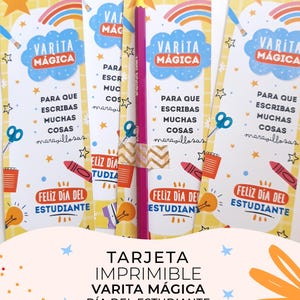 Puede incluir: Un conjunto de tarjetas imprimibles coloridas con el texto "VARITA MÁGICA" y "FELIZ DÍA DEL ESTUDIANTE". Un lápiz rosa está pegado a las tarjetas. Las tarjetas tienen ilustraciones de estrellas, tijeras y crayones.