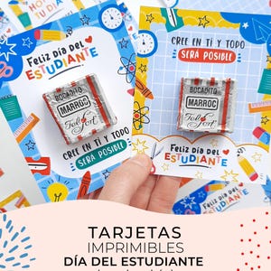 Puede incluir: Tarjetas imprimibles para el Día del Estudiante, con diseños coloridos y texto en español. Las tarjetas tienen un tema azul y blanco con ilustraciones de lápices, relojes y estrellas. Cada tarjeta contiene una pequeña barra de chocolate.