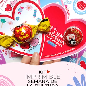 Può includere: Una collezione di biglietti a forma di cuore e caramelle. I biglietti presentano illustrazioni di cuori, fiori e caramelle, con testo in spagnolo. Una caramella incartata e un cioccolatino sono visibili. È presente anche la frase "Kit imprimible semana de la dulzura".