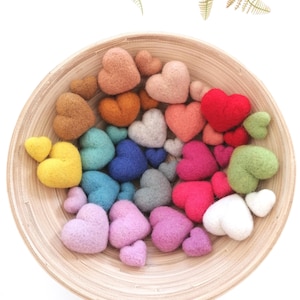 Peut inclure: Un bol en bois rempli de cœurs en feutre de différentes couleurs, notamment rouge, rose, jaune, vert, bleu et violet.