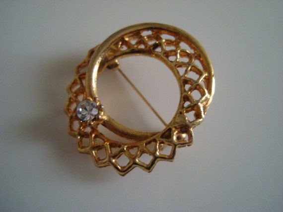 Vintage Gold Double Circle Cutout Brooch with Whi… - image 9