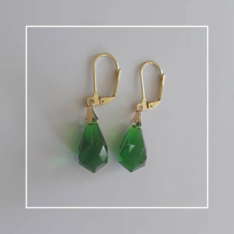 Simple and Small Vintage Mid Century Tear Drop Charms Handcrafted in a Swinging Earring Set Elegant Emerald /& Glorious Gold